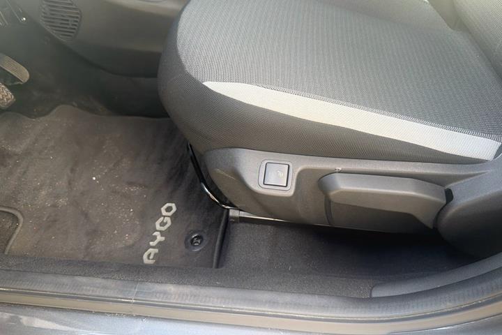 Grå Toyota Aygo fra 2021
