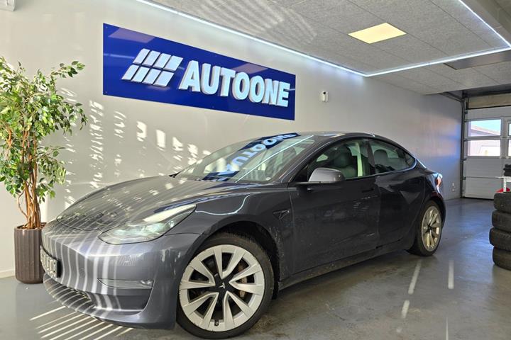 Grå Tesla Model 3 fra 2021
