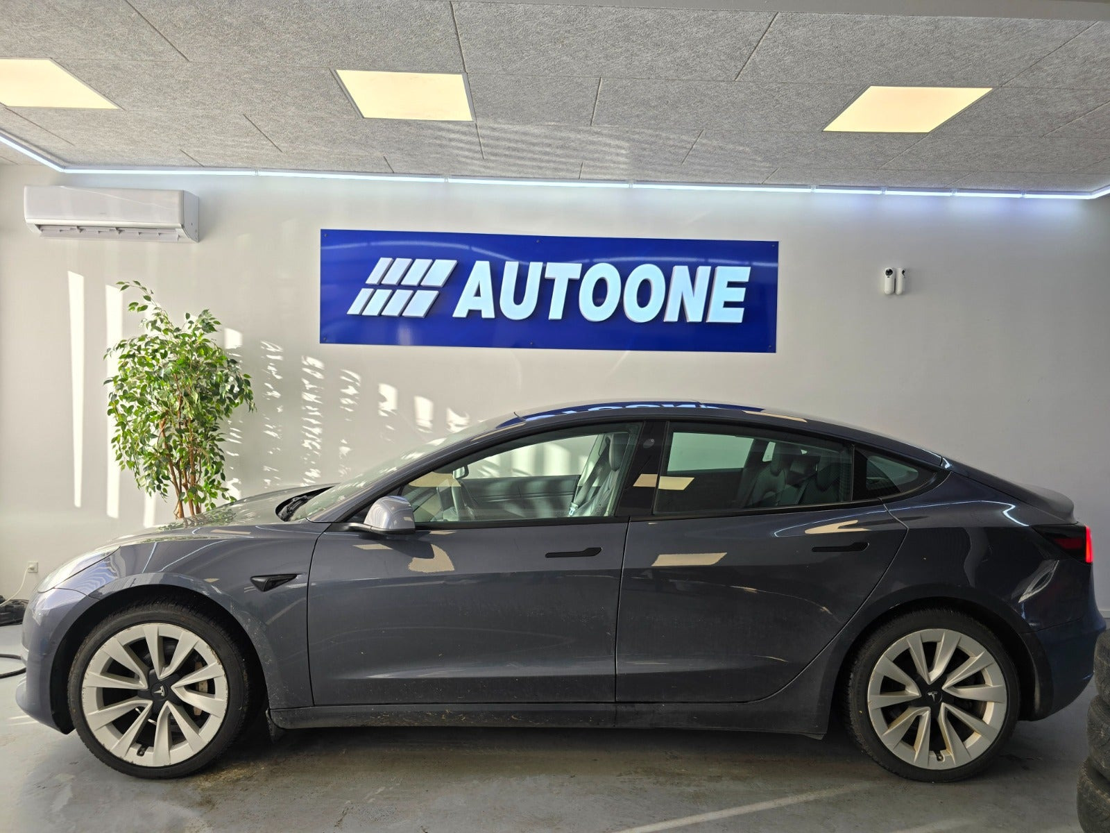 Grå Tesla Model 3 fra 2021