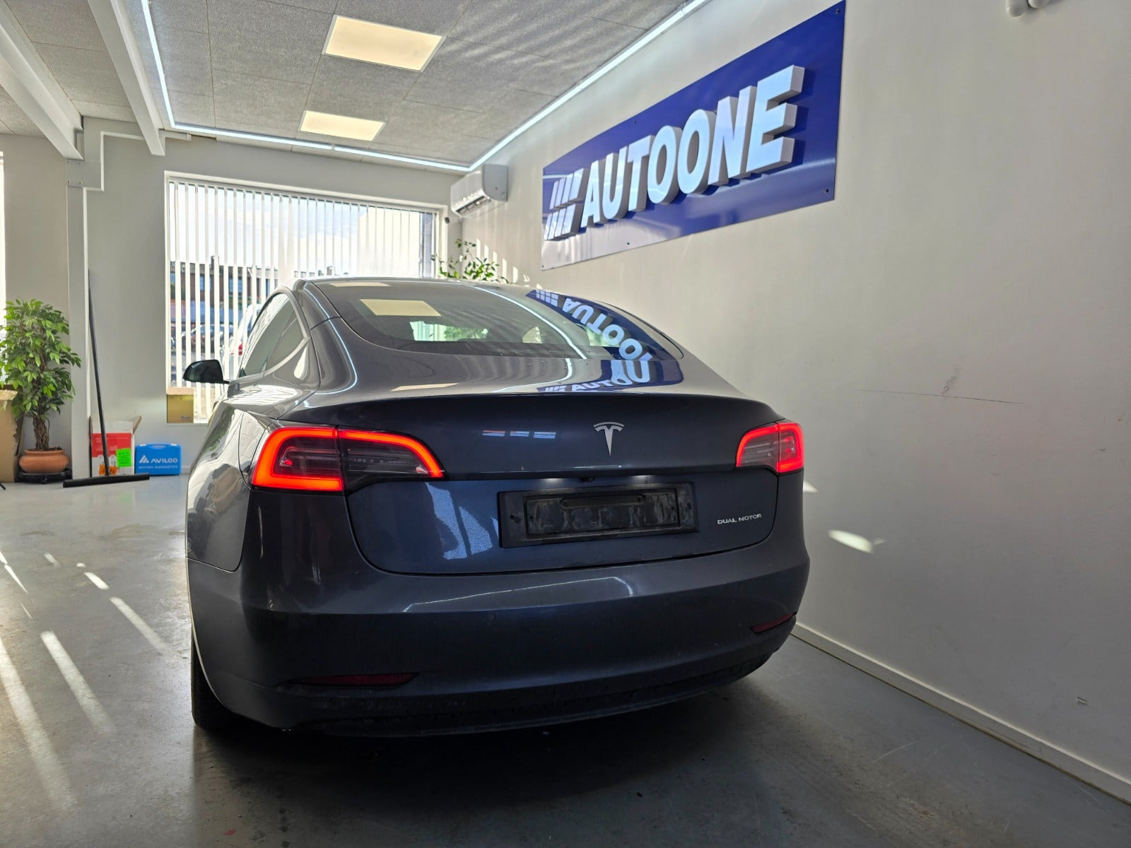 Grå Tesla Model 3 fra 2021