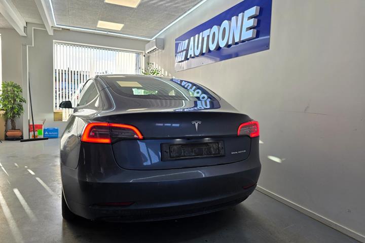 Grå Tesla Model 3 fra 2021