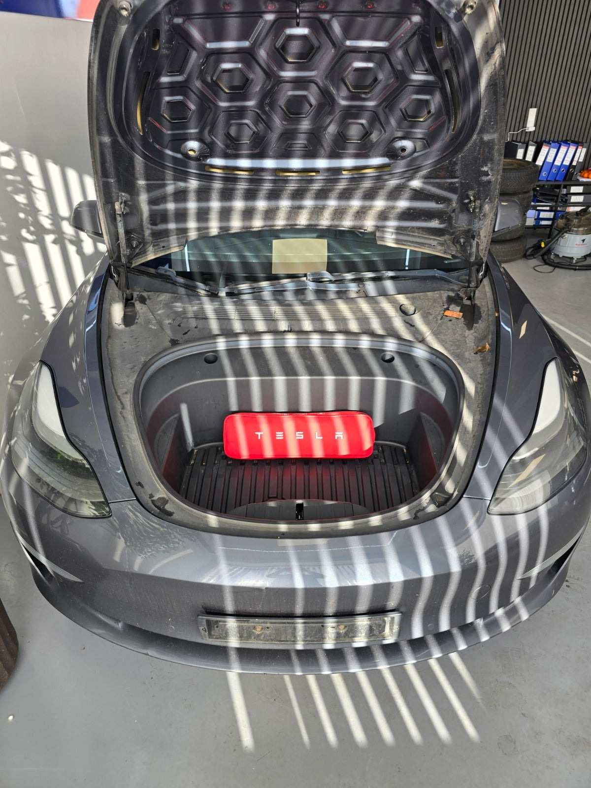 Grå Tesla Model 3 fra 2021