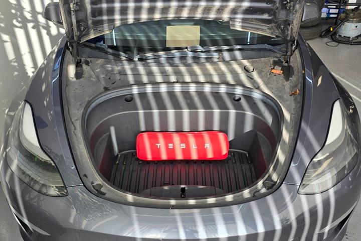 Grå Tesla Model 3 fra 2021