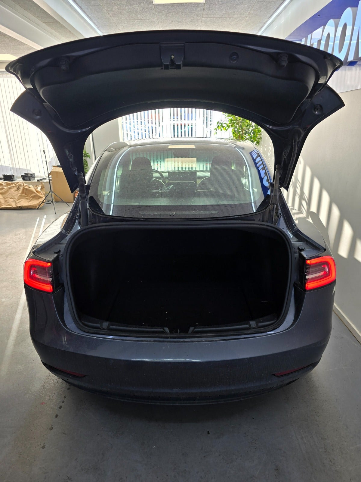 Grå Tesla Model 3 fra 2021