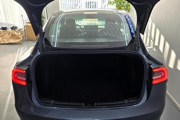 Grå Tesla Model 3 fra 2021