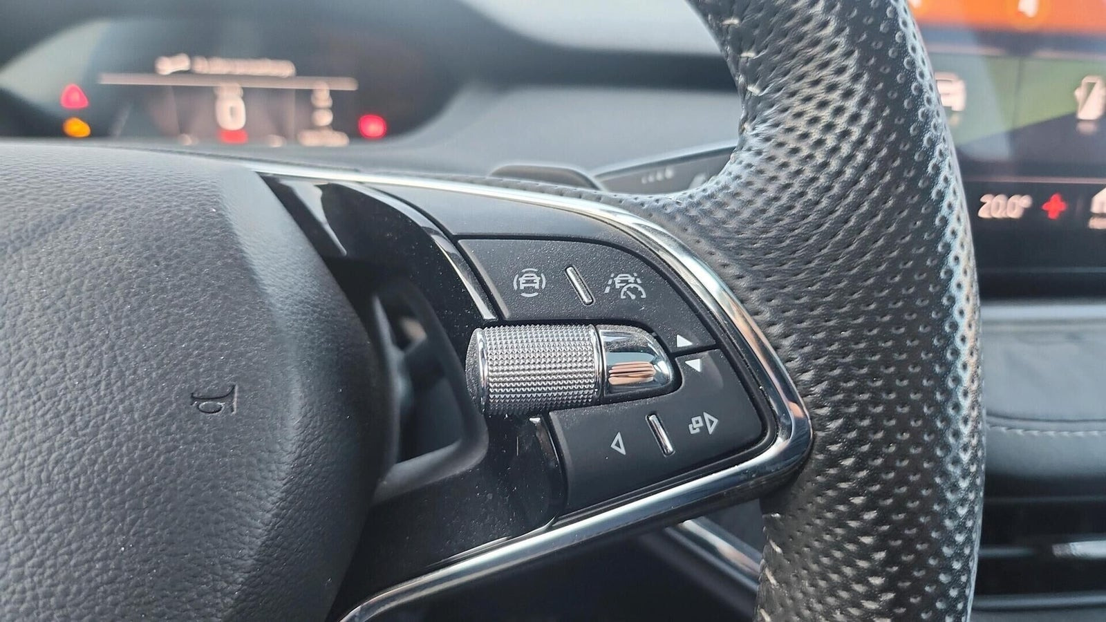 Hvid Skoda Enyaq fra 2023