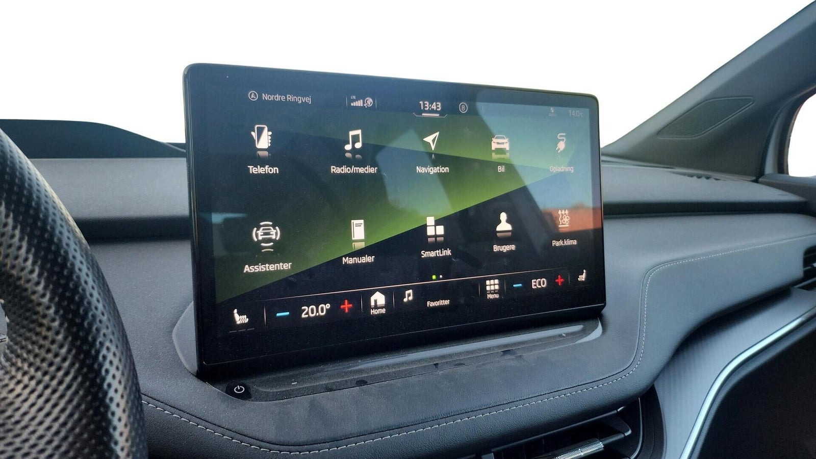 Hvid Skoda Enyaq fra 2023