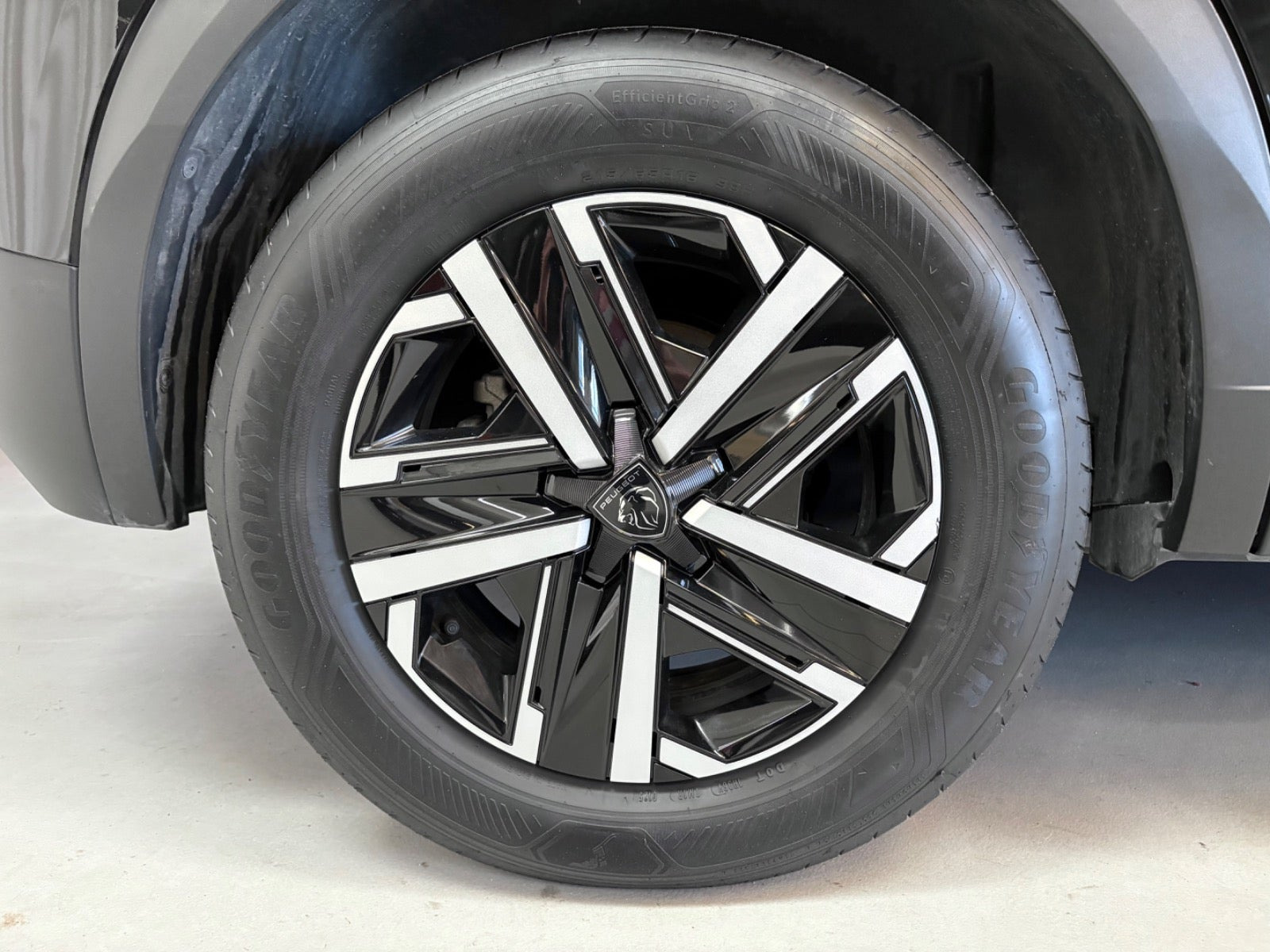 Sort Peugeot e-2008 fra 2025