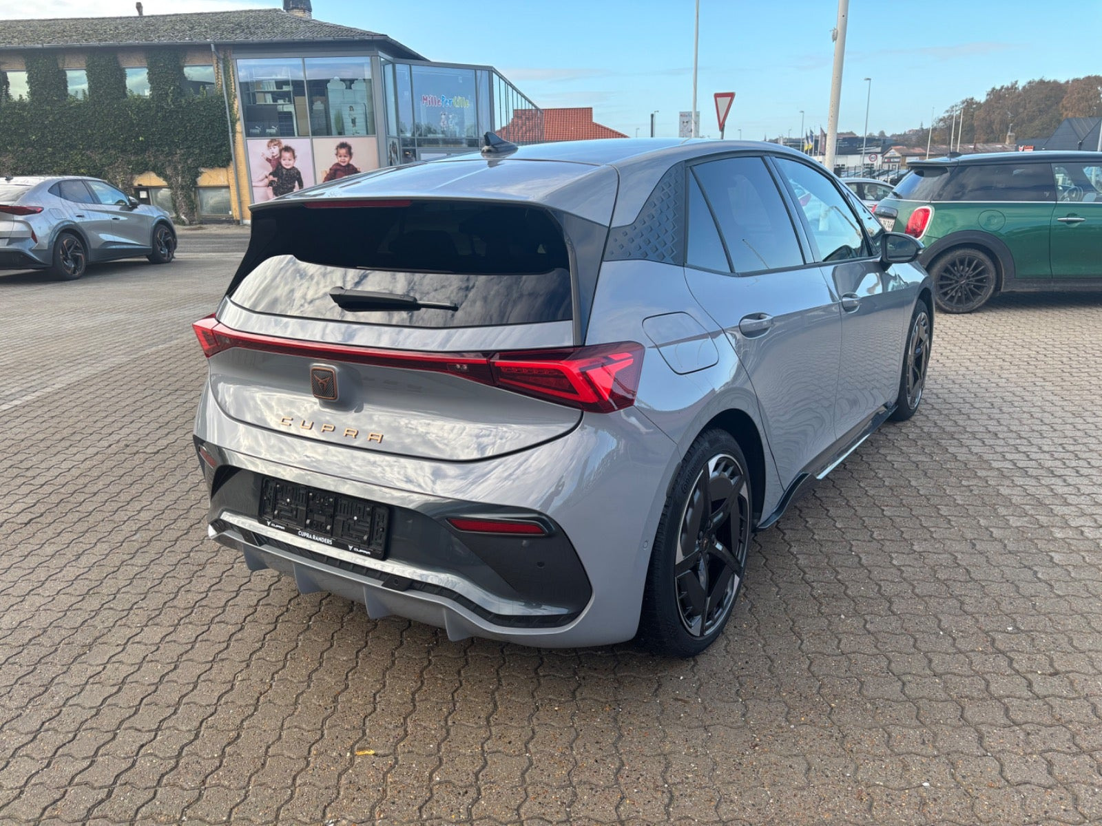 Grå Cupra Born fra 2025