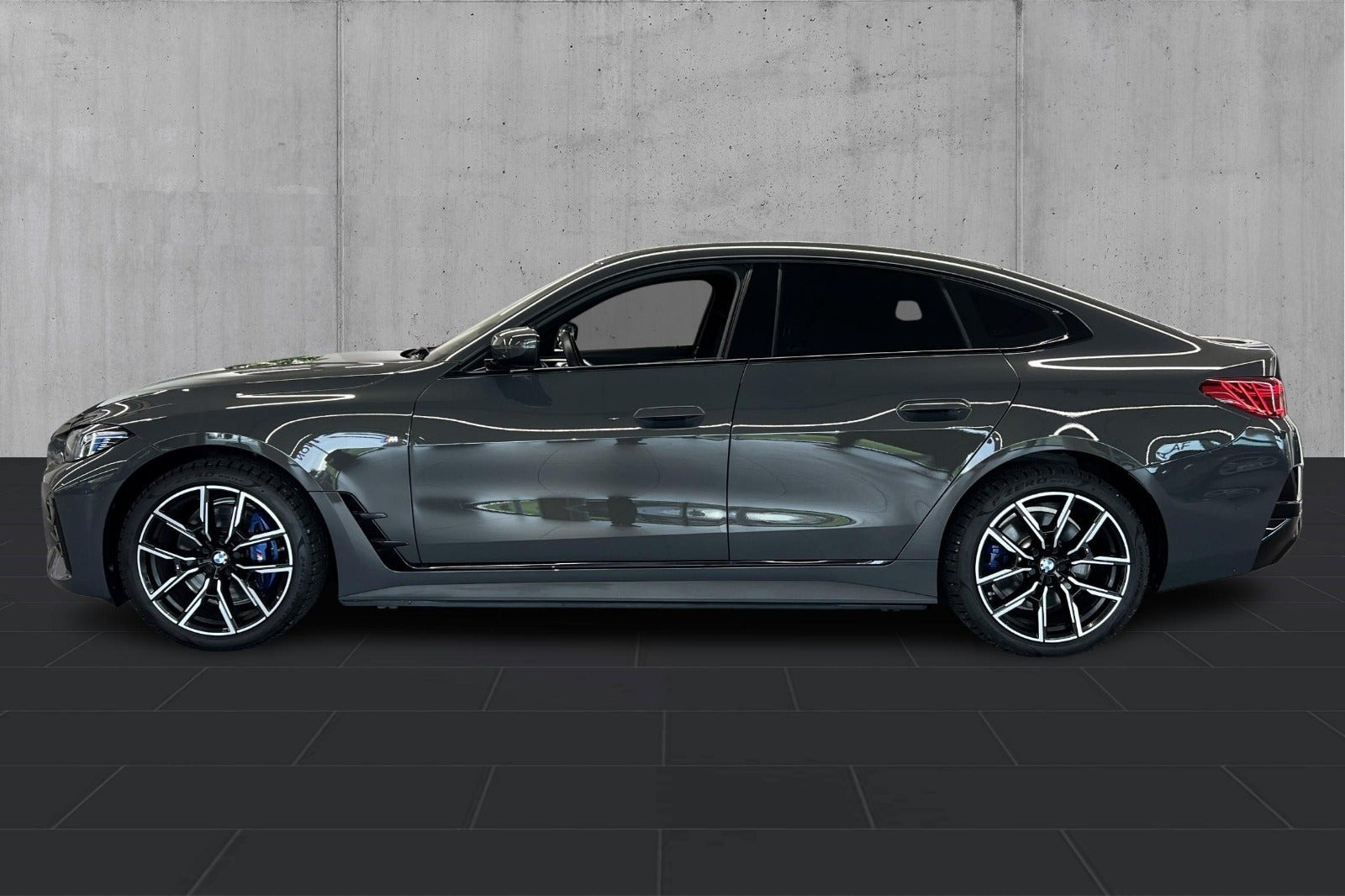 Grå BMW i4 fra 2025