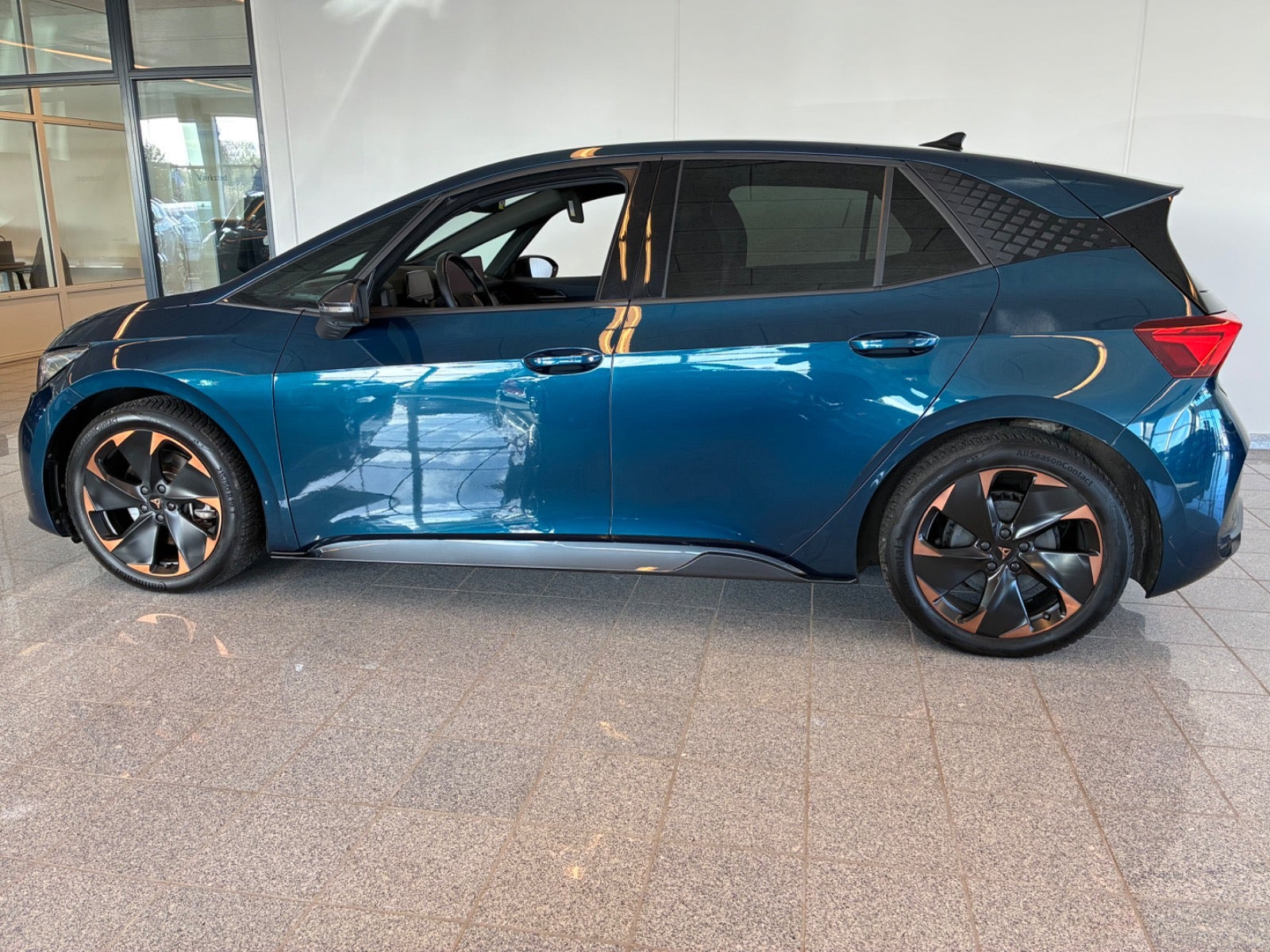 Blå Cupra Born fra 2025