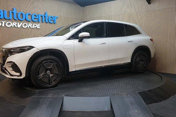Hvid Mercedes EQS500 SUV fra 2024