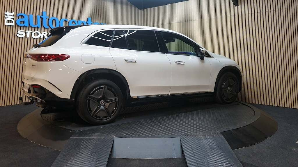 Hvid Mercedes EQS500 SUV fra 2024