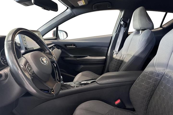 Rød Toyota C-HR fra 2022
