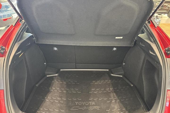 Rød Toyota C-HR fra 2022