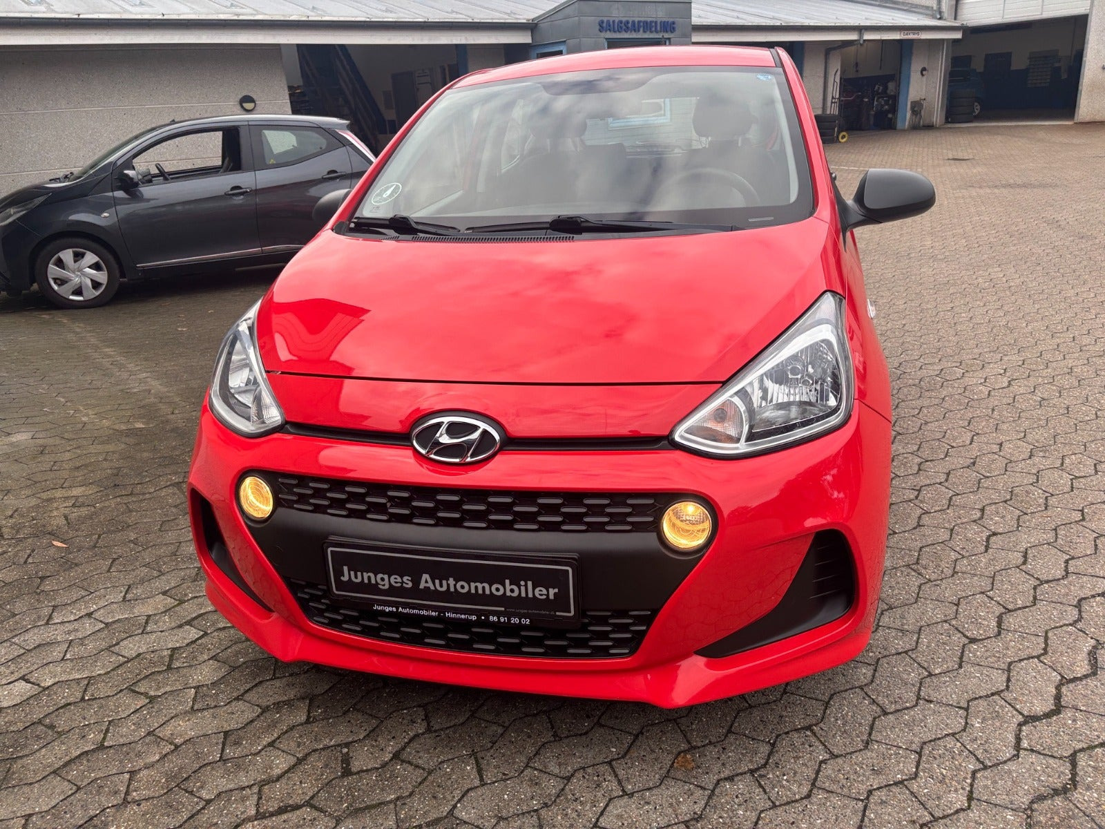 Rød Hyundai i10 fra 2019