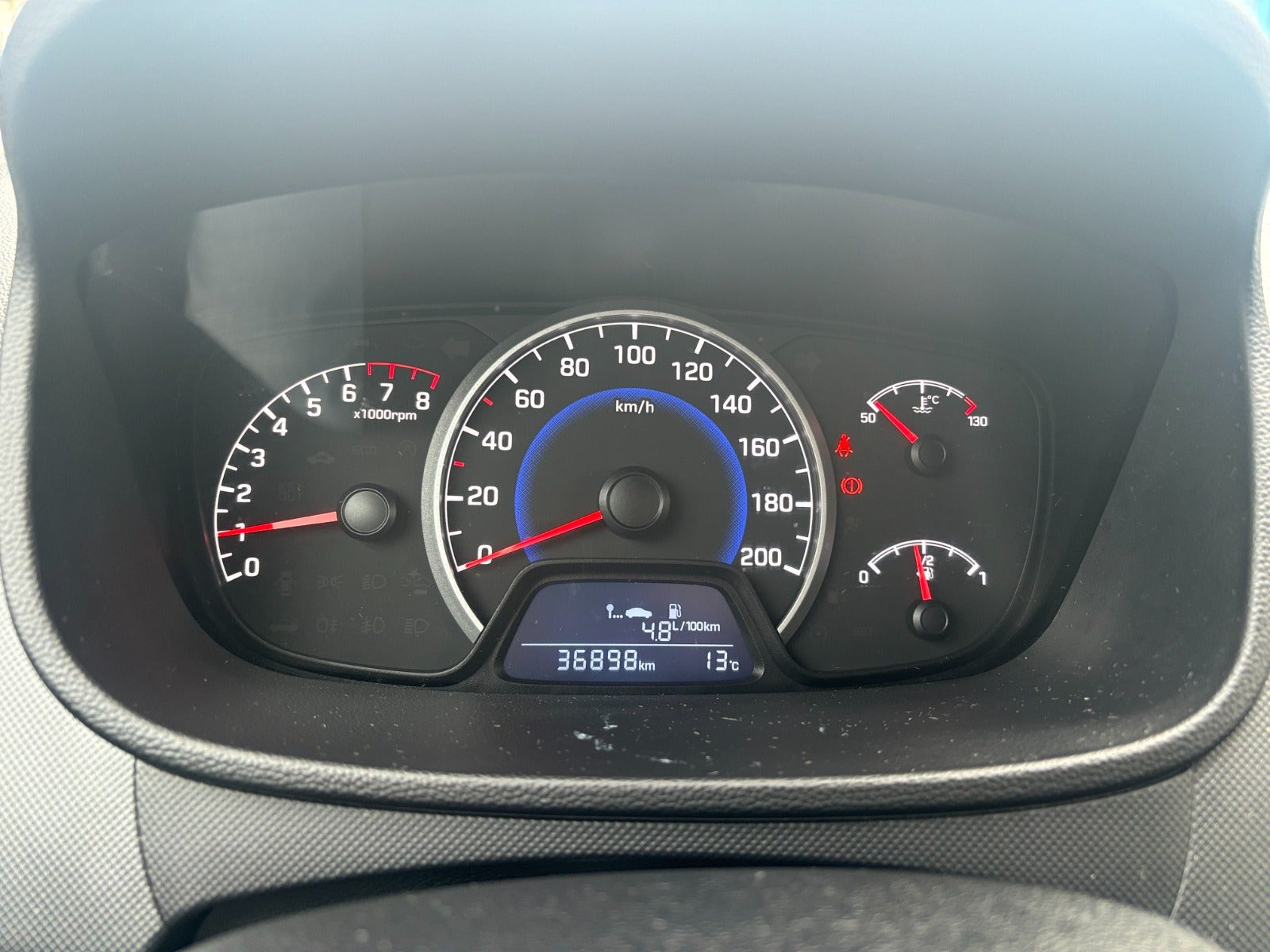 Rød Hyundai i10 fra 2019