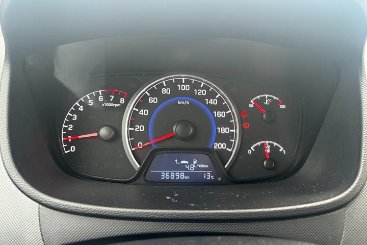 Rød Hyundai i10 fra 2019