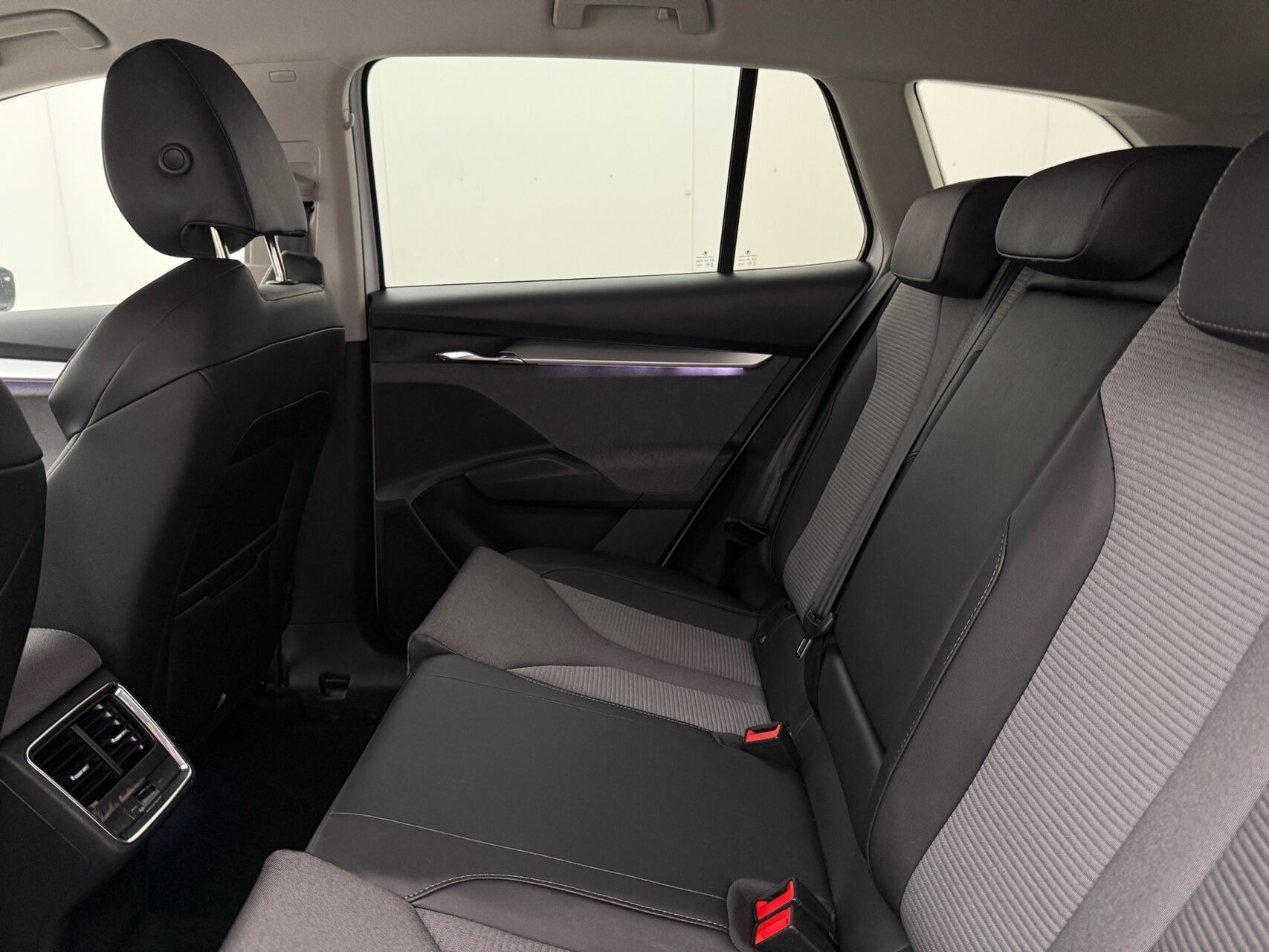 Hvid Skoda Enyaq fra 2023