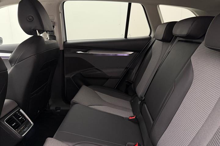 Hvid Skoda Enyaq fra 2023