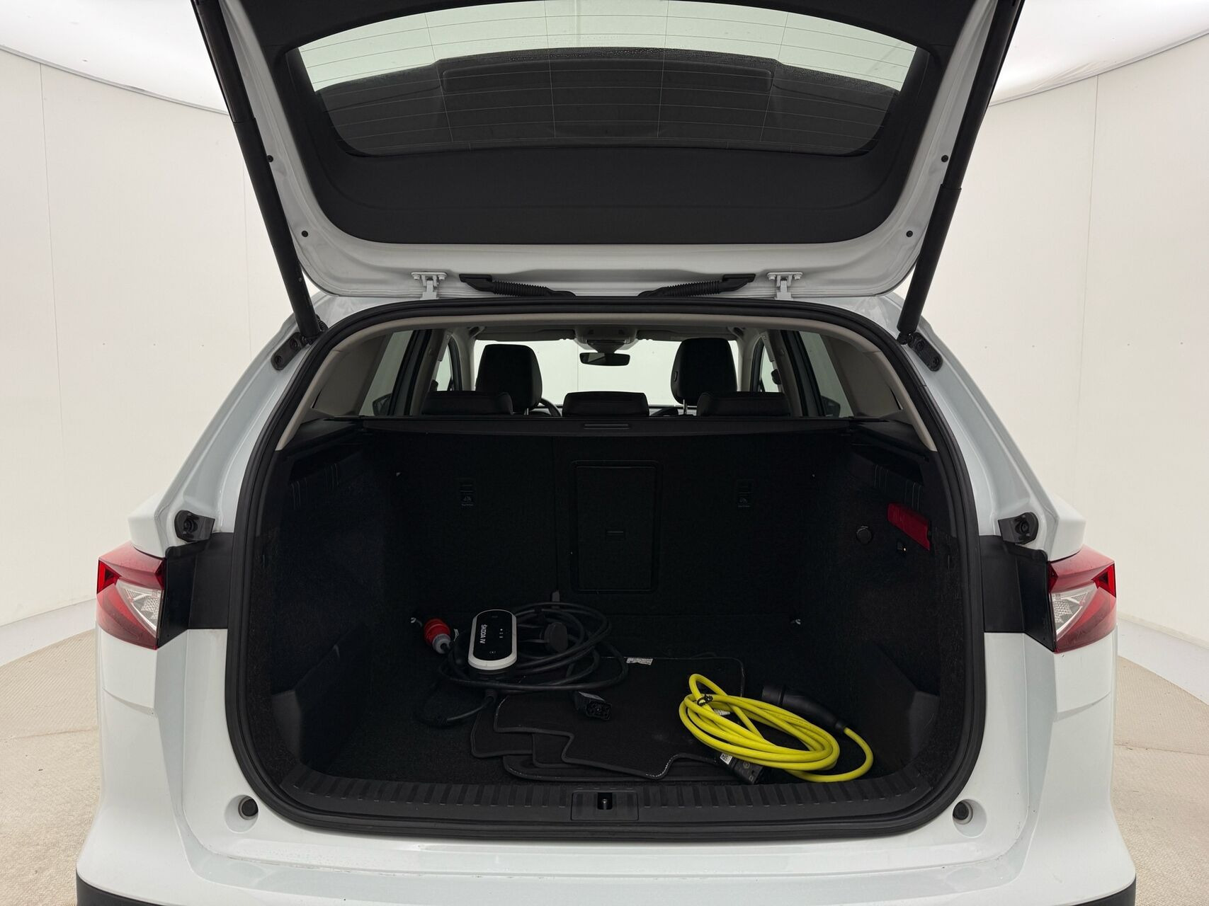 Hvid Skoda Enyaq fra 2023