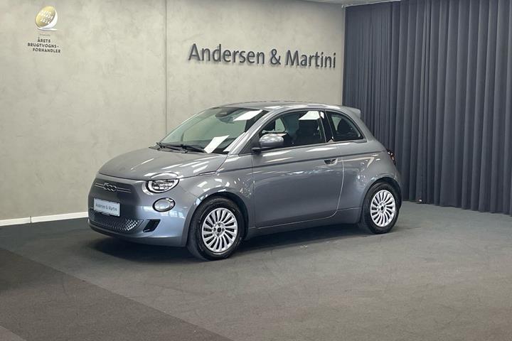 Grå Fiat 500e fra 2023