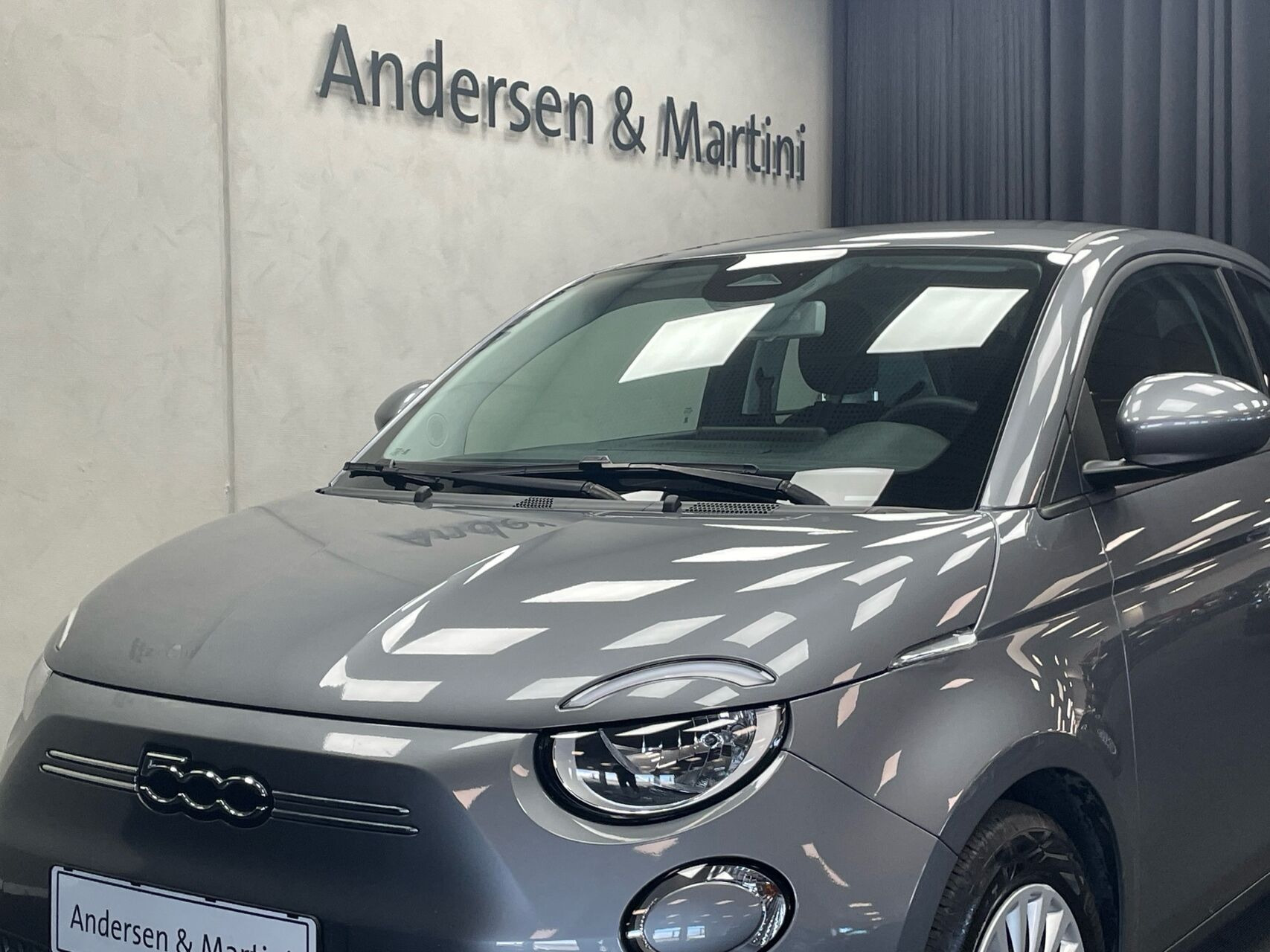 Grå Fiat 500e fra 2023