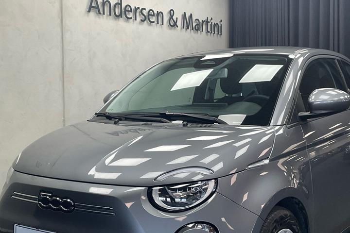 Grå Fiat 500e fra 2023