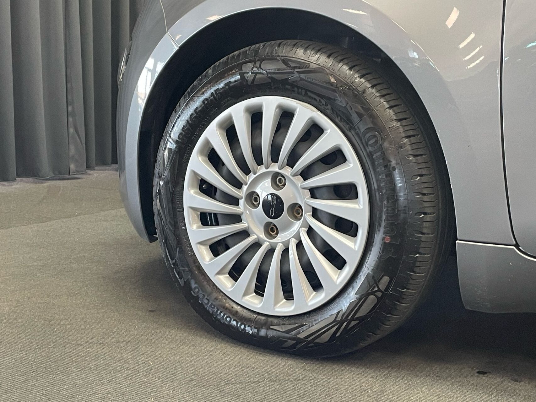 Grå Fiat 500e fra 2023