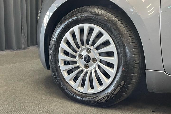 Grå Fiat 500e fra 2023