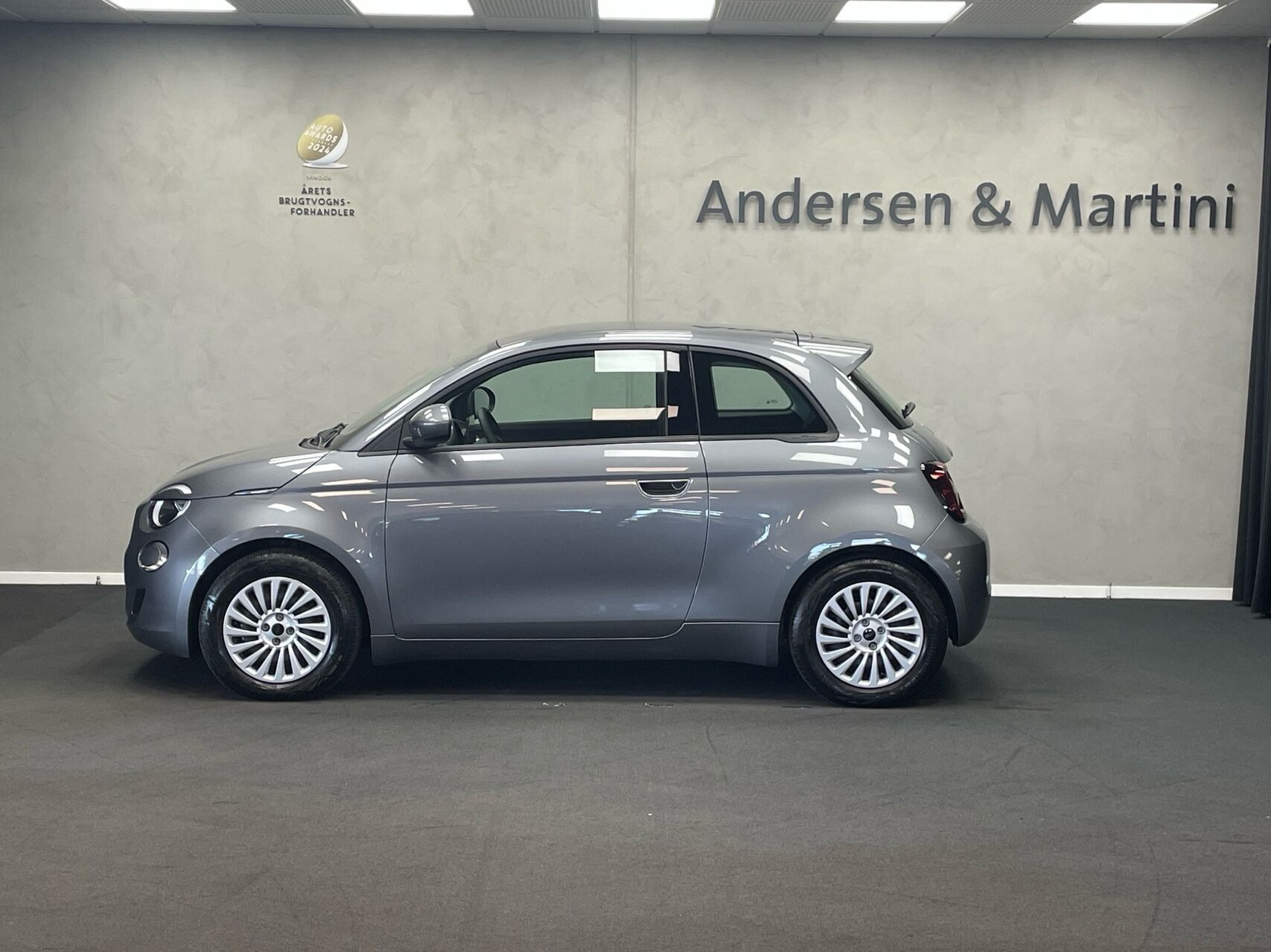 Grå Fiat 500e fra 2023