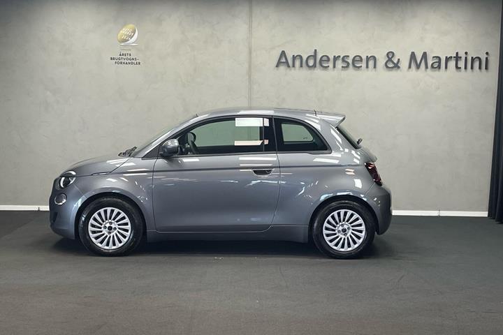 Grå Fiat 500e fra 2023