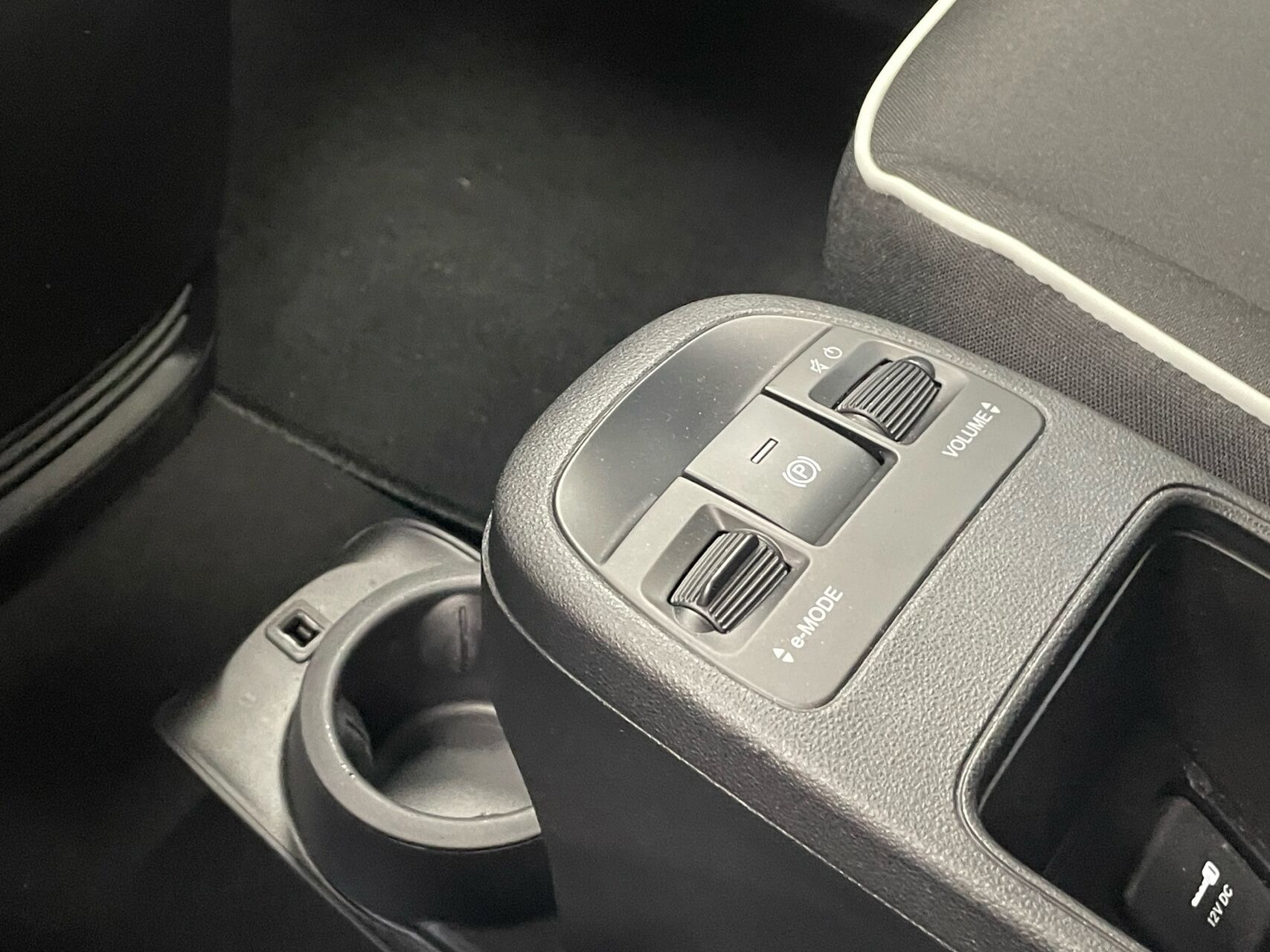 Grå Fiat 500e fra 2023