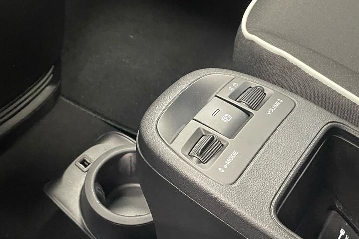 Grå Fiat 500e fra 2023