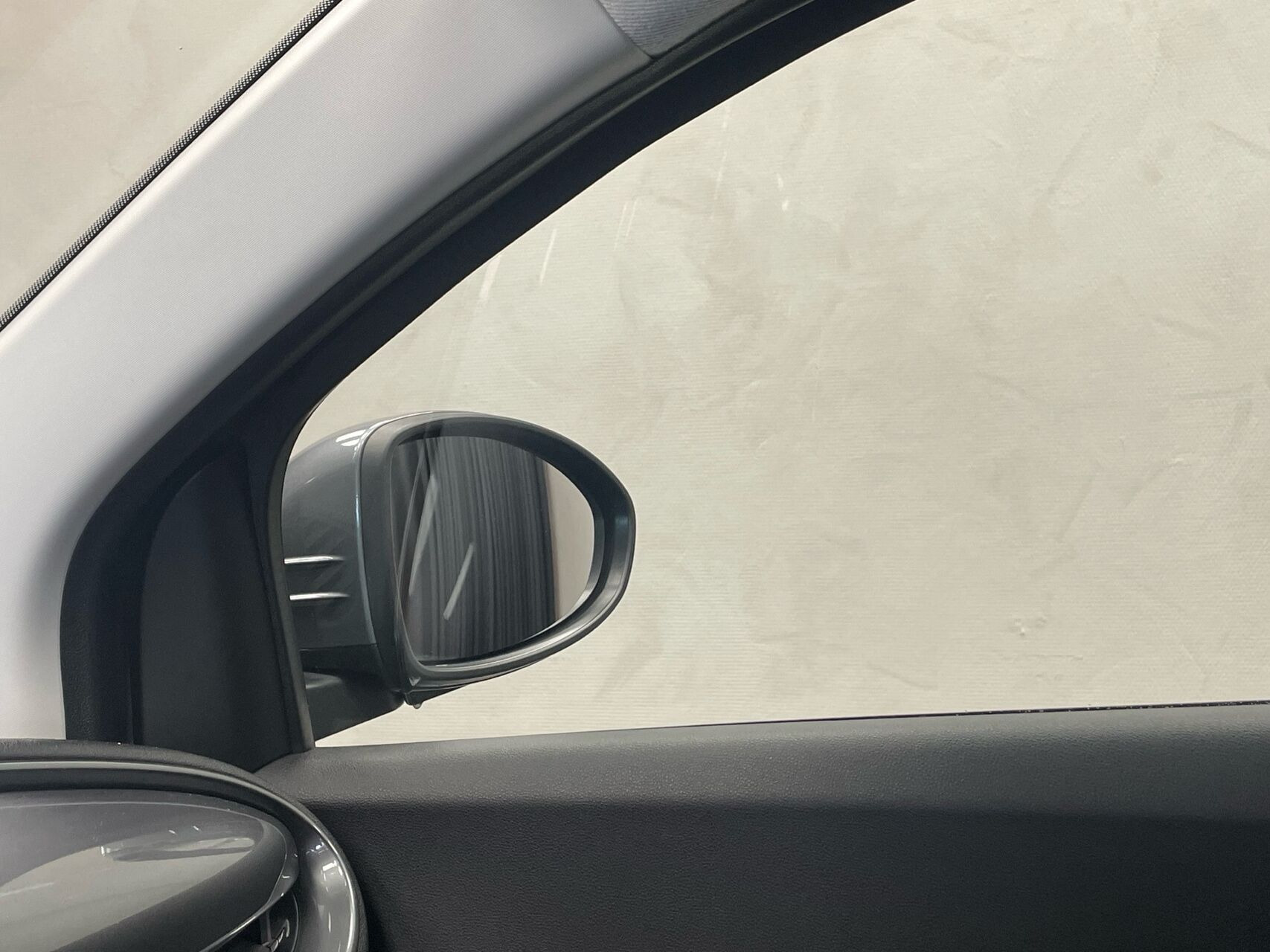 Grå Fiat 500e fra 2023