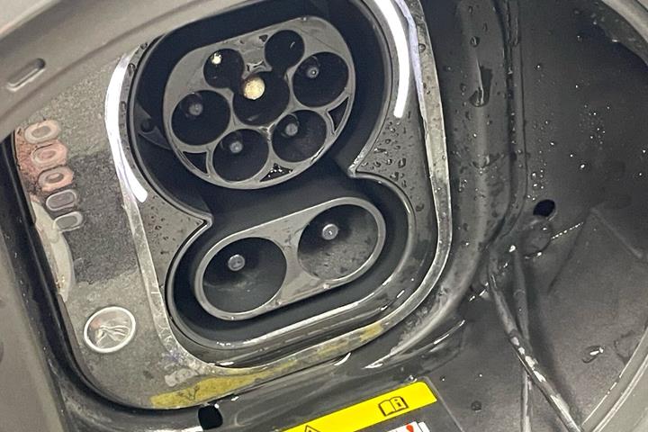 Grå Fiat 500e fra 2023