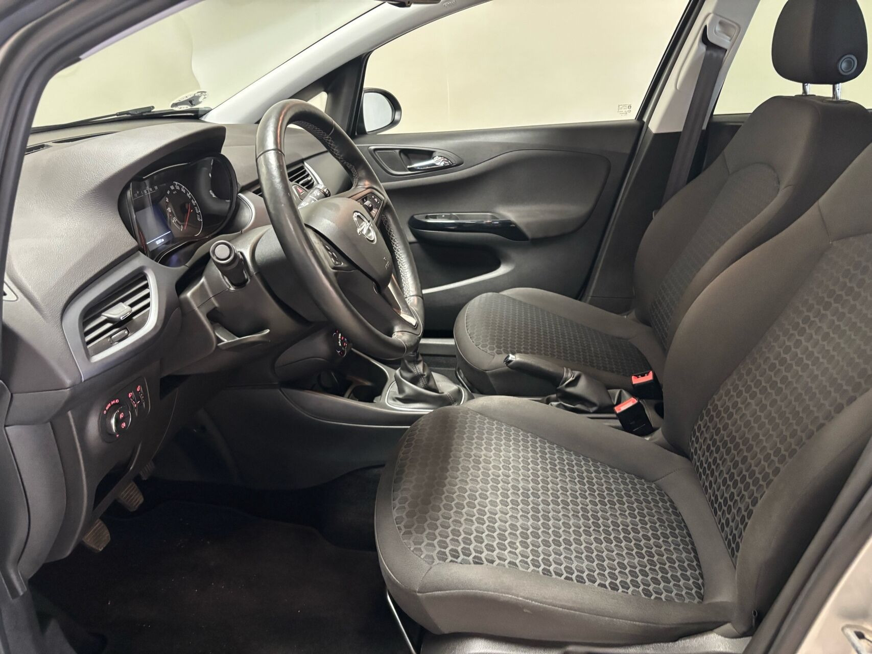 Grå Opel Corsa fra 2019