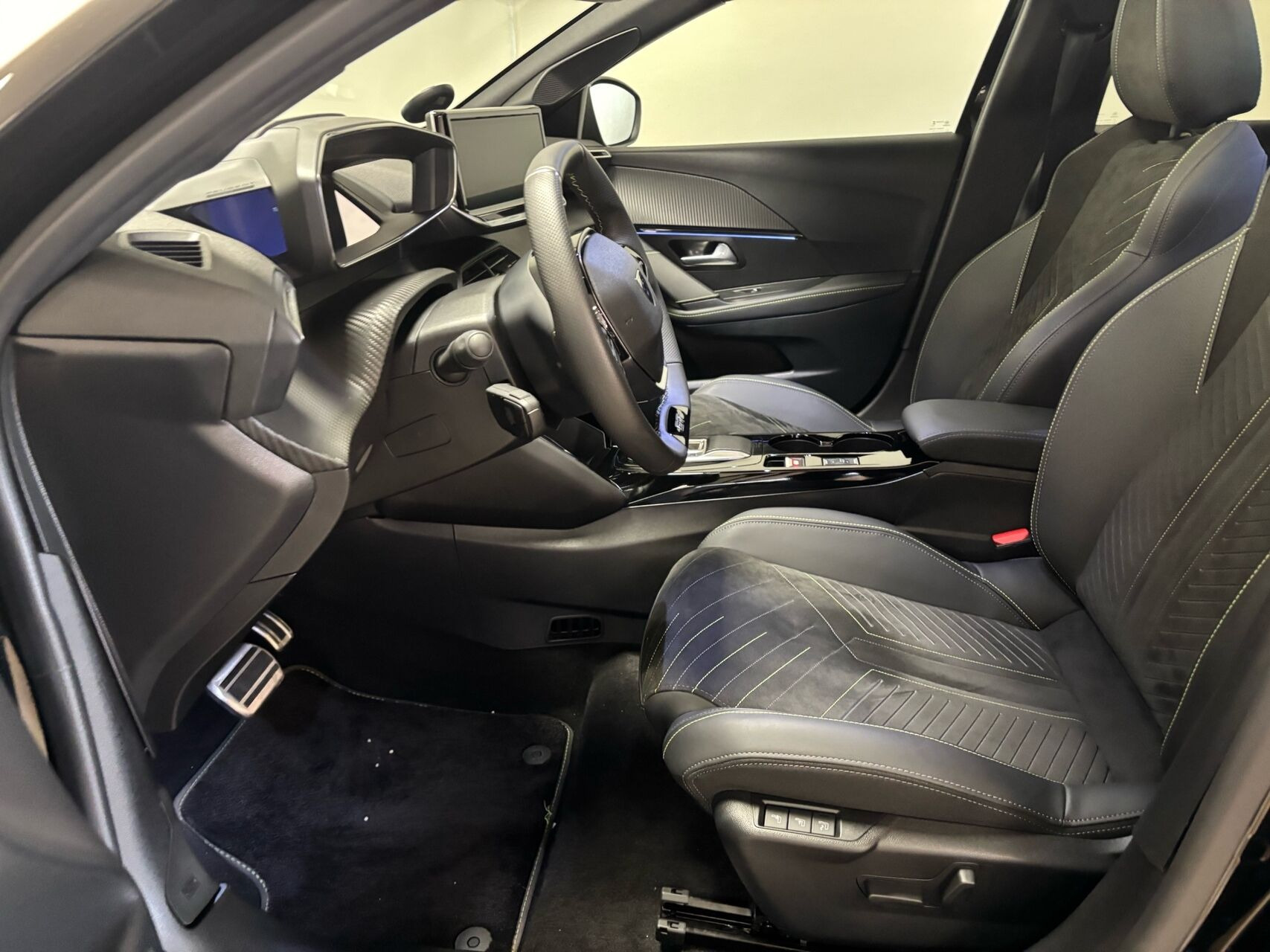 Sort Peugeot e-208 fra 2026