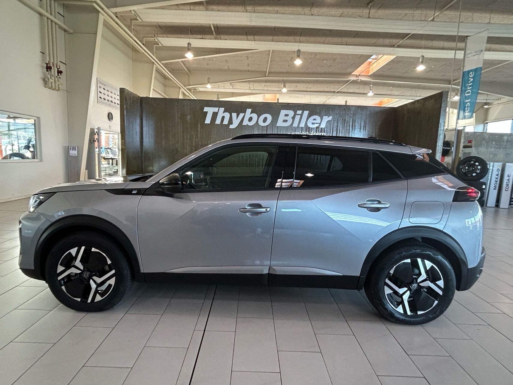 Grå Peugeot e-2008 fra 2025