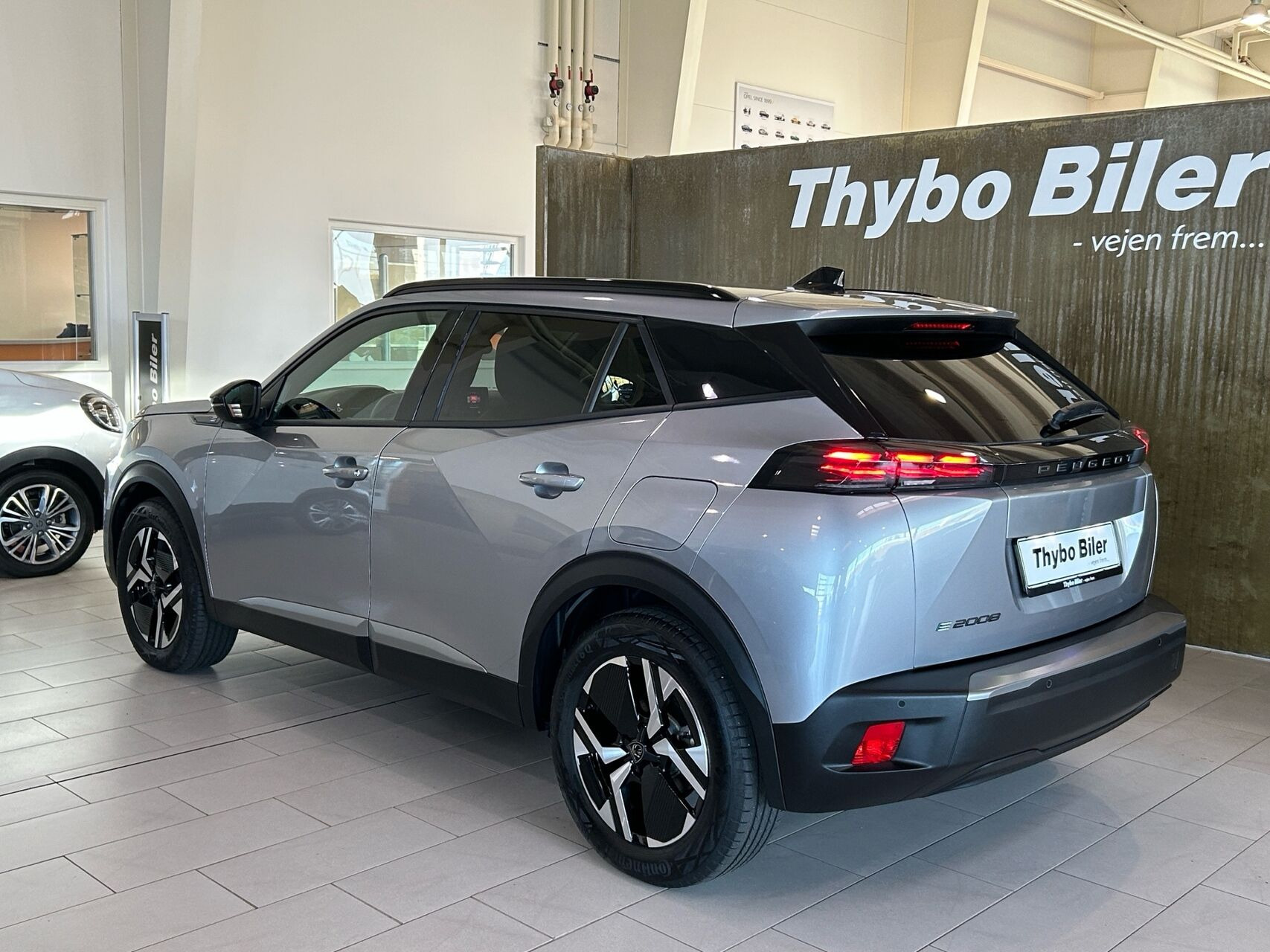 Grå Peugeot e-2008 fra 2025