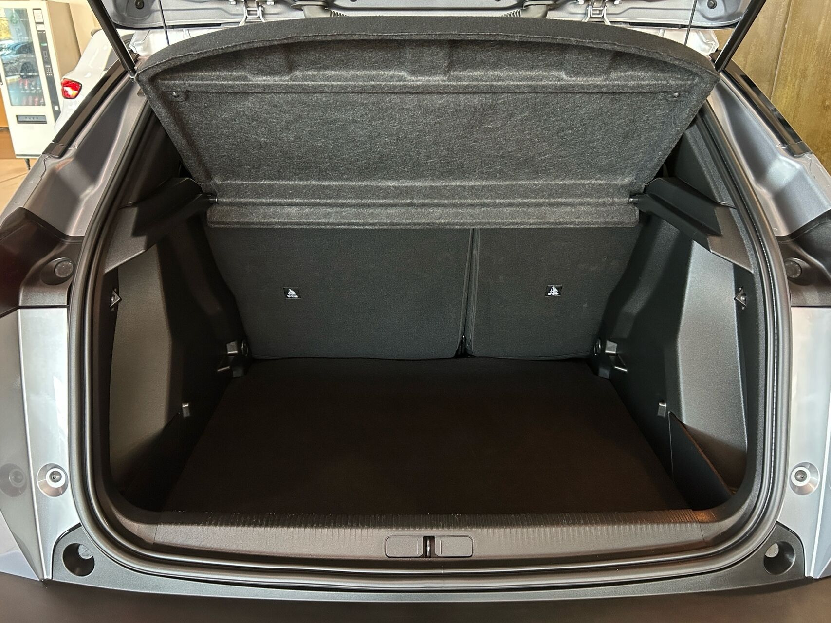 Grå Peugeot e-2008 fra 2025