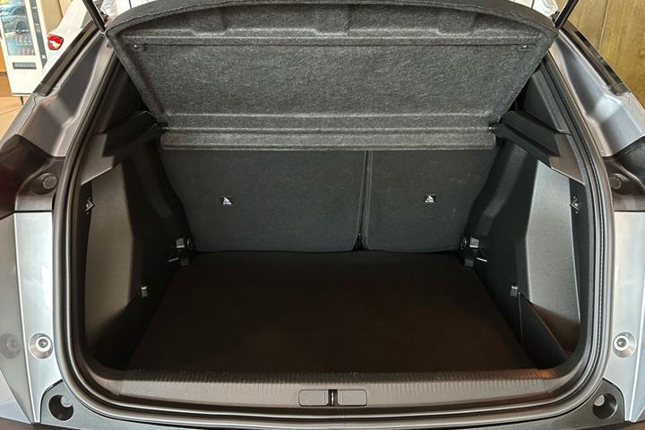 Grå Peugeot e-2008 fra 2025