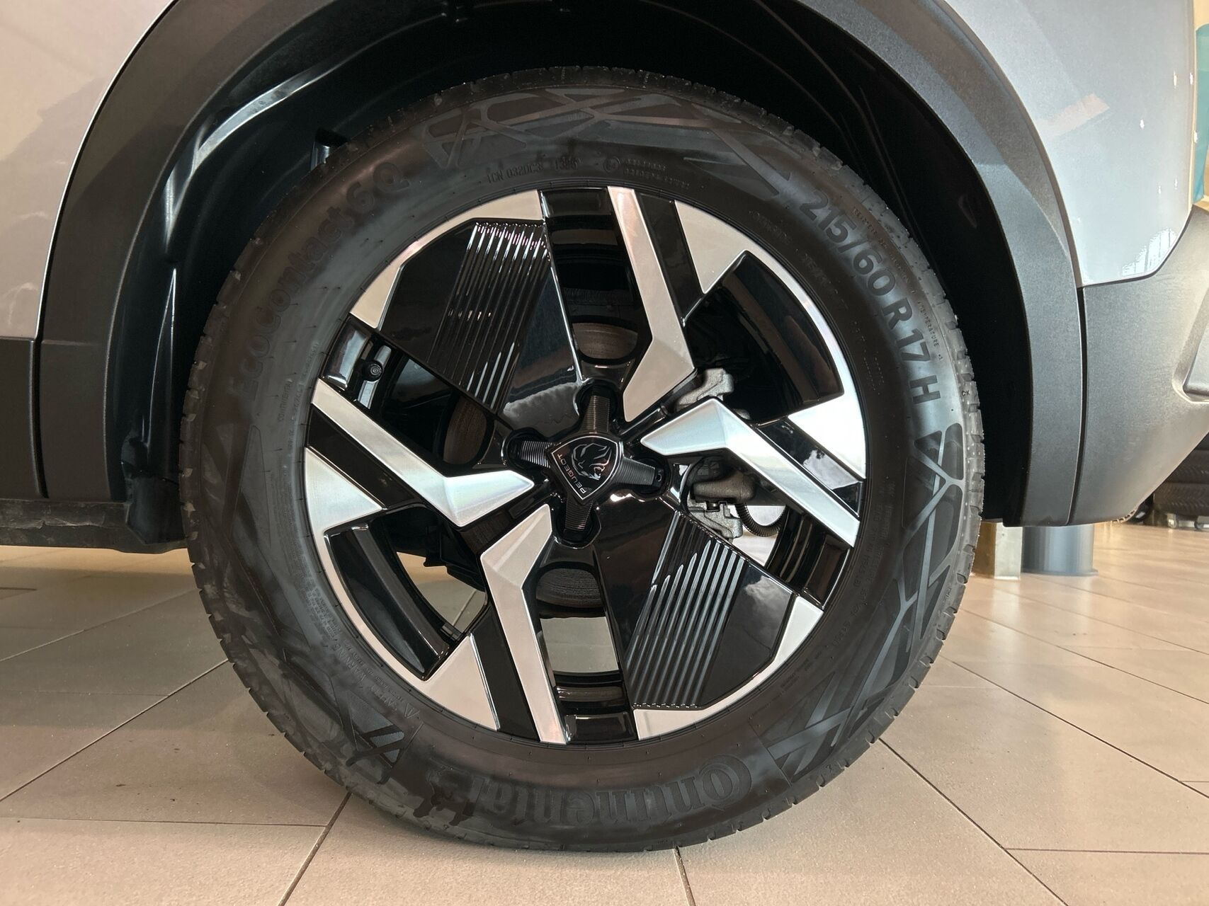 Grå Peugeot e-2008 fra 2025