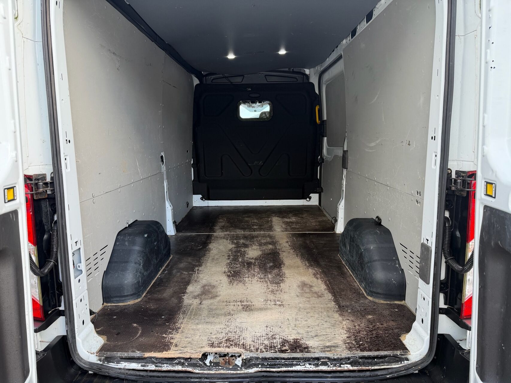 Hvid Ford Transit fra 2020