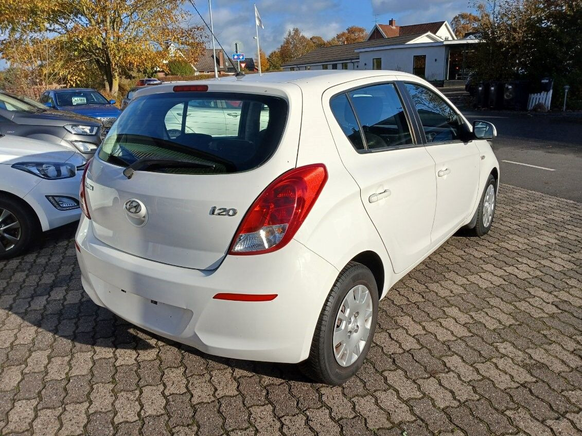 Hvid Hyundai i20 fra 2012