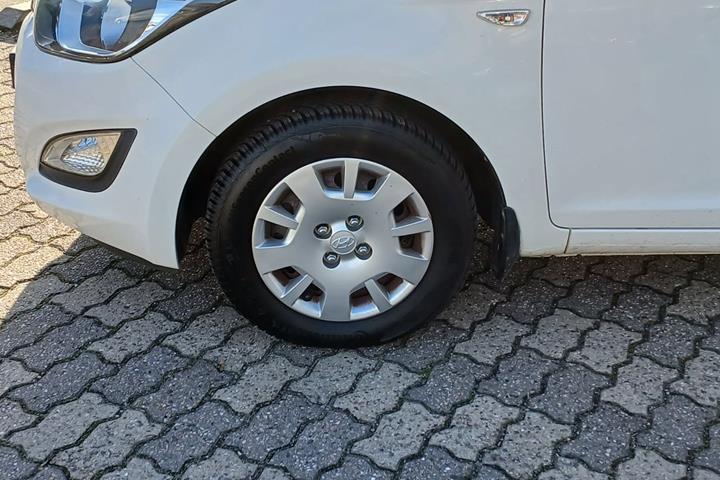 Hvid Hyundai i20 fra 2012