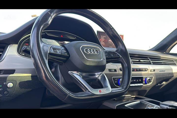 Grå Audi SQ7 fra 2016
