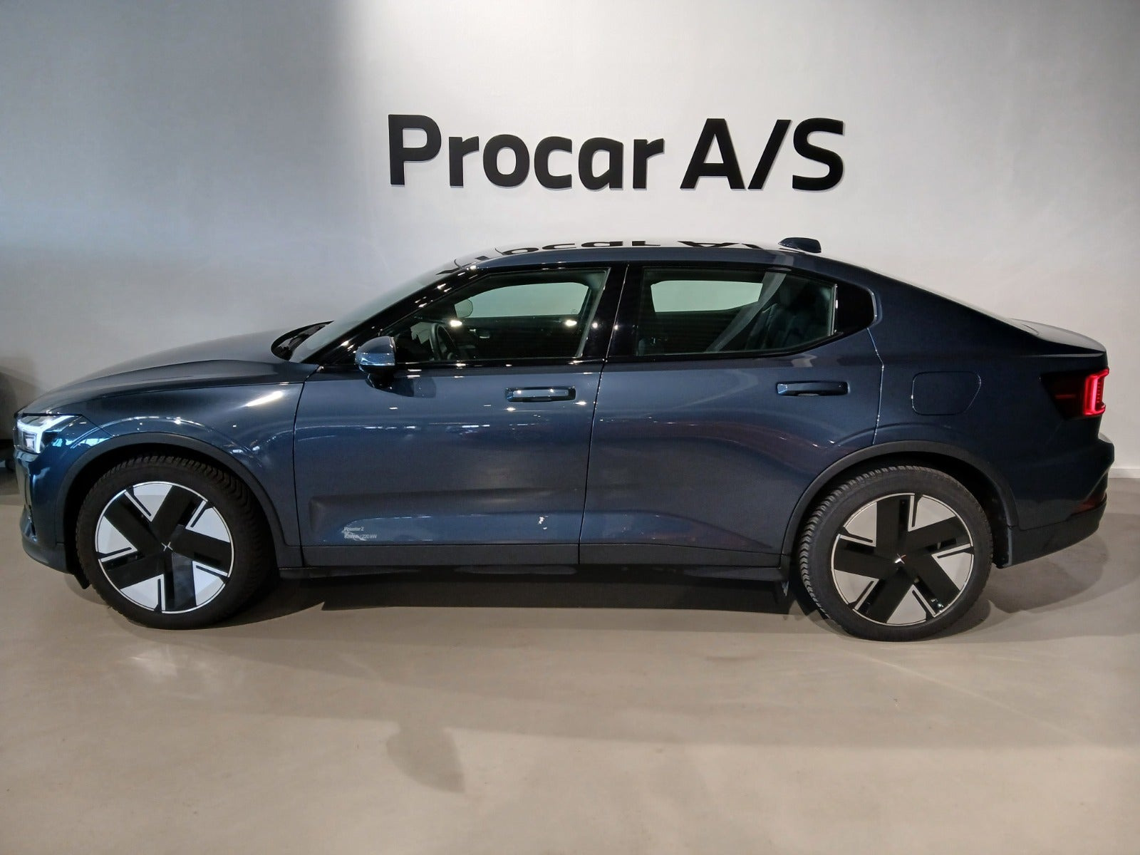 Blå Polestar 2 fra 2025