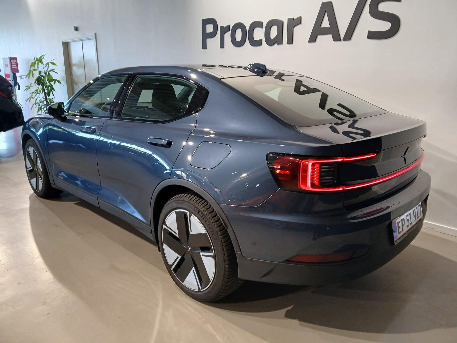 Blå Polestar 2 fra 2025