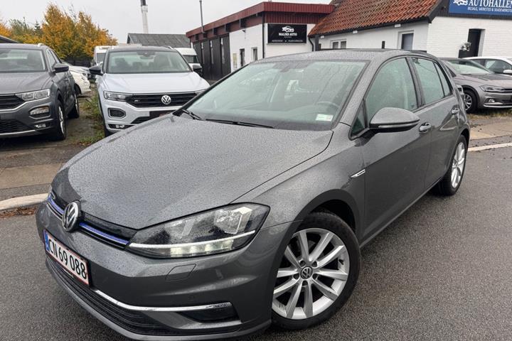 Grå VW Golf VII fra 2019
